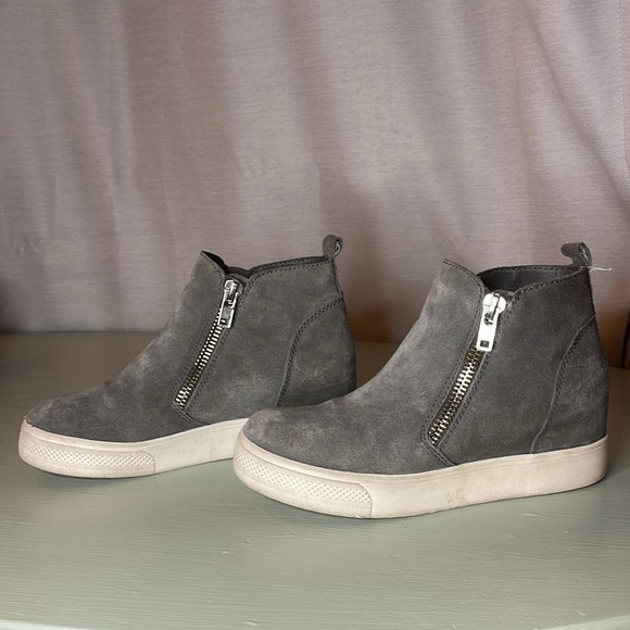 STEVE MADDEN SUEDE SNEAKER WEDGE (8) - Picture 4 of 8